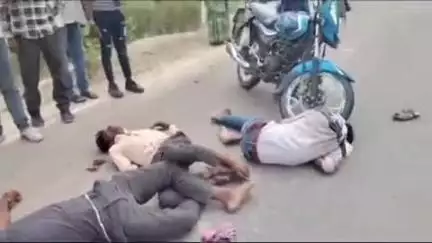 मंझनपुर: मंझनपुर थाना क्षेत्र में तेज रफ्तार बाइक एक मवेशी से टकराई, तीन लोग गंभीर रूप से घायल, भेजे गए जिला अस्पताल