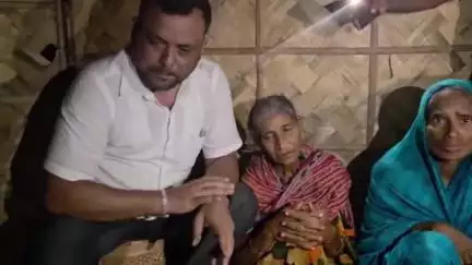 মাটিয়া: বিদেশী  সন্দেহত আৰক্ষীয়ে উঠাই লোৱা বৰপেটাৰ দুজনী বৃদ্ধা মহিলাক বলবলাৰ ৩৭ নং ৰাষ্ট্ৰীয় ঘাইপথত উদ্ধাৰ কৰে আমছুয়ে