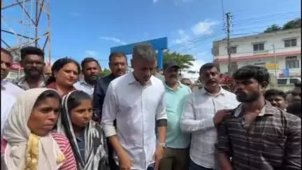 ವಿರಾಜಪೇಟೆ: ಶಾಸಕ ಪೊನ್ನಣ್ಣರವರ ಮಧ್ಯಸ್ಥಿಕೆ ,ಪ್ರತಿಭಟನೆಯನ್ನು ಅರ್ಧದಲ್ಲೇ ಕೈ ಬಿಟ್ಟು ಕರ್ತವ್ಯಕ್ಕೆ ಹಾಜರಾದ ವಿರಾಜಪೇಟೆ ಪುರಸಭೆ ನೌಕರರು