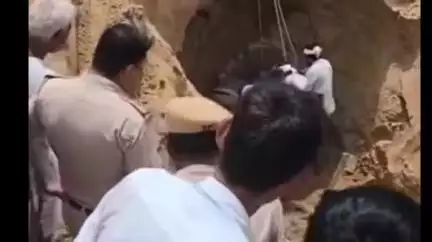बज्जू: बज्जू के फुलासर के पास बोरवेल सही करने उतरे युवक के साथ हुआ हादसा, जमीन धसने से युवक मिट्टी में फंसा