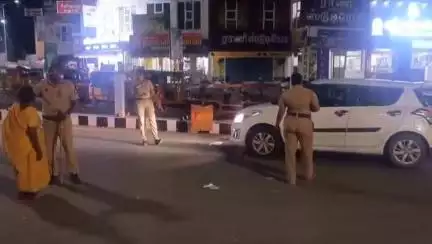 தஞ்சாவூர்: பழைய பேருந்து நிலையம் அருகே இரு சக்கர மற்றும் நான்கு சக்கர வாகனங்கள் தீவிரசோதனை