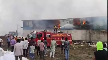 नीमच नगर: बघाना: आनंद भंडार क्षेत्र में औषधि उपज के गोदाम में भीषण आग, आग बुझाने में जुटीं फायर ब्रिगेड