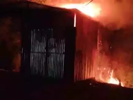 हटा में हाजरी पेट्रोल पंप के पास आग लगी है ताकत में 

हटा जिला दमोह तहसील हटा