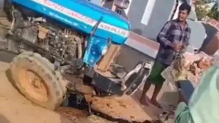 నరేంద్రపట్నంలో డ్రైవర్ నిర్లక్ష్యంతో ఇంటి ప్రహరీ గోడ పైకి దూసుకెళ్లిన ట్రాక్టర్, తప్పిన పెను ప్రమాదం