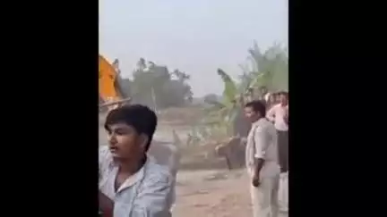 करनैलगंज: उमरा गांव में प्रशासन ने सरकारी तालाब की जमीन से अतिक्रमण मुक्त कराया