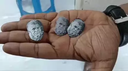பழனி: இசைஞானி இளையராஜாவின் அம்மாவின் உருவப்படத்தை வைத்து இளையராஜாவின் படத்தை ப.சத்திரபட்டியில் உருவாக்கிய ஓவியர்