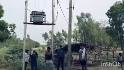 तमोरिया बुजुर्ग गांव में बिजली संकट,दो दिन से फूंका ट्रांसफॉर्मर नहीं बदला, अंधेरे में रहने को मजबूर ग्रामीण