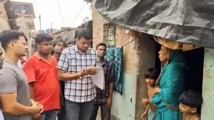 ভাঙড় ২: অসহায় পরিবারের সমস্যার কথা শুনতে বাড়িতে পৌঁছালেন তৃণমূলের ছাত্র পরিষদের সহ-সভাপতি