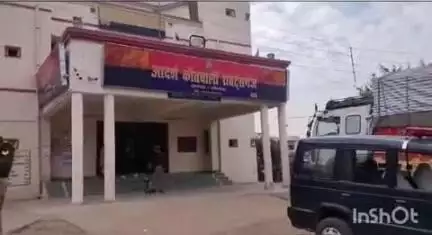 घोरावल: रॉबर्ट्सगंज में महिला थाने के पास कार सवार बदमाशों ने युवक को लाठी-डंडे से पीटा