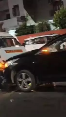 बानसूर: बानसूर में एंबुलेंस और एक कार के बीच हुई भिड़ंत, बड़ा हादसा टला