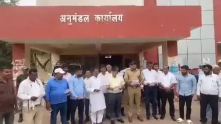 सिमरिया: तंबाकू निषेध दिवस पर चतरा अनुमंडल कार्यालय में विधायक जनार्दन पासवान ने शपथ समारोह में भाग लिया
