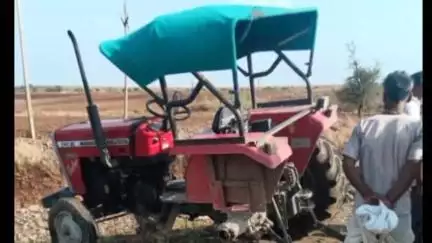 सुसनेर: ट्रक ने ट्रैक्टर को ओवरटेक करते समय मारी टक्कर, ट्रक गड्ढे में गिरा