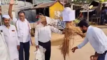 टेटिया बम्बर: मुजफ्फरपुर में दलित बच्ची से दुष्कर्म के विरोध में कांग्रेस ने मुख्यमंत्री का पुतला फूंका