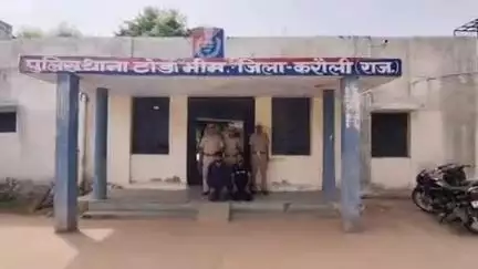 टोडाभीम पुलिस ने अपहरण के मामले में एक और चोरी के मामले में फरार बदमाश को किया गिरफ्तार