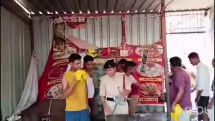 बड़हरा: सेमरिया बाजार स्थित गणेश फास्ट फूड दुकान में अचानक लगी आग, फायर ब्रिगेड की टीम ने पाया आग पर काबू