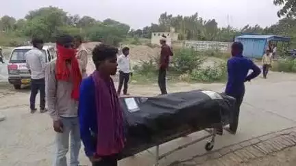 फतेहपुर: गाजीपुर के बड़ागांव मछरिया के समीप संदिग्ध अवस्था में युवक ने जंगल में फांसी लगाकर आत्महत्या की, परिजनों का रहा बुरा हाल