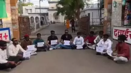 जिला अस्पताल के गेट के सामने श्री समर्पण श्री संस्थान ने जिला प्रशासन के खिलाफ विरोध प्रदर्शन कर की नारेबाजी