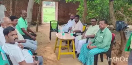 रानीश्वर: दुमका सांसद नलिन सोरेन रानीश्वर में शोकाकुल झामुमो कार्यकर्ता और परिजनों से मिलने पहुंचे