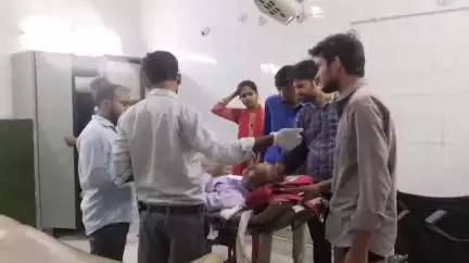 महोबा: महोबा के सूरज चौकी के पास बाइक असंतुलित होने से भाई-बहन सहित 3 बाइक सवार घायल, जिला अस्पताल में उपचार जारी