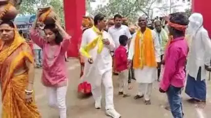हरनौत: दलदलीचक गांव के देवी मंदिर में प्राण प्रतिष्ठा एवं अखंड कीर्तन के लिए 101 महिलाओं ने निकाली कलश शोभा यात्रा