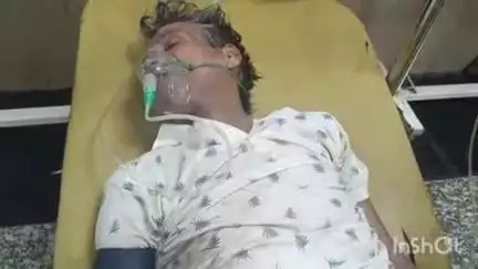 बड़हरा: केशवपुर गांव स्थित सड़क के किनारे गिरे व्यक्ति को इलाज के लिए बड़हरा स्वास्थ्य केंद्र भेजा गया