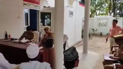 बिसवां: सदरपुर में पुलिस क्षेत्राधिकारी और थानाध्यक्ष ने बकरीद व ज्येष्ठ माह के मंगलों के दृष्टिगत पीस कमेटी की बैठक की