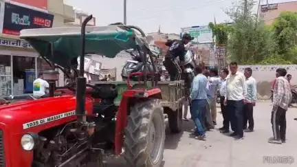 सुजानगढ़: सुजानगढ़ में नो पार्किंग जोन में खड़े वाहनों के खिलाफ नगर परिषद एवं पुलिस की संयुक्त टीम ने की कार्रवाई