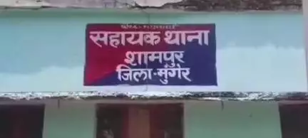 खड़गपुर: शामपुर बाजार के अम्बेडकर चौक से 13.5 लीटर महुआ शराब जब्त, कारोबारी फरार