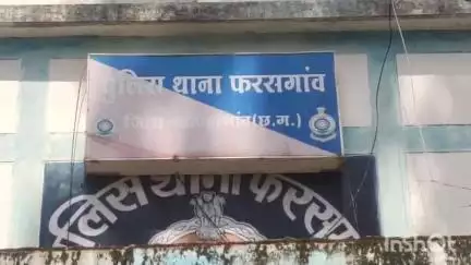 फरसगांव: आवराभाटा चौक के पास हुए सड़क हादसे में मृत युवक और युवती के शव का पोस्टमार्टम के बाद फरसगांव पुलिस ने परिजनों को सौंपा