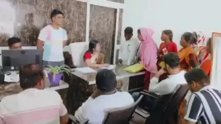 चितरपुर: मठवाटांड स्थित कार्यालय में विधायक ममता देवी ने सुनी लोगों की समस्याएं, समाधान का दिया आश्वासन