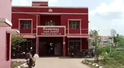 இளையாங்குடி: பெட்சதை கிராமத்தில் டிராக்டரில் மணல் திருட்டில் ஈடுபட்டவர் மீது வழக்கு பதிவு செய்து டிராக்டர் பறிமுதல்