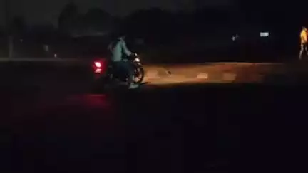 कोईलवर: बक्सर पटना फोरलेन कोईलवर क्षेत्र में ट्रैफिक नियमों के उल्लंघन कर बाइक चालकों का डिवाइडर से टकराने का वीडियो वायरल