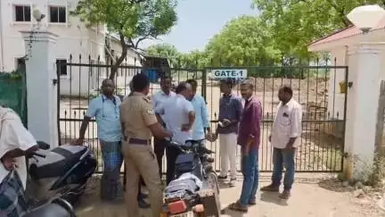 மானாமதுரை: சிப்காட் பகுதியில் கடற்பாசி கழிவுகளை அனுமதியின்றி எரித்த தனியார் நிறுவனத்திற்கு சீல் வைத்த தாசில்தார்