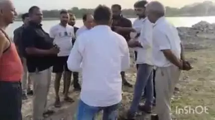 मावली: घासा के गंधर्व सागर तालाब के जलभराव क्षेत्र में निर्माण कार्य को लेकर ग्रामीणों ने किया विरोध, तहसीलदार को दिया ज्ञापन