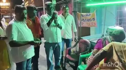 மேட்டுப்பாளையம்: மதுரை முருக பக்தர்கள் மாநாட்டுக்கு பாஜக சார்பில் பழைய நகராட்சி அலுவலகம் அருகில் பொதுமக்களுக்கு அழைப்பிதழ் வழங்கப்பட்டது