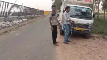 हसनपुर: गजरौला हाईवे पर ख्यालीपुर ढल के पास तेज रफ्तार पिकअप डिवाइडर से टकराया, चालक हुआ घायल
