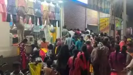 திருப்பூர் தெற்கு: அரிசி கடை வீதியில் ஒரே நேரத்தில் பள்ளி சீருடை வாங்க குவிந்த பொது மக்களால் கூட்ட நெரிசல் ஏற்பட்டது