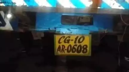 अंबिकापुर: अंबिकापुर के गांधी चौक में कार और ट्रक की भिड़ंत में कार क्षतिग्रस्त, नशे में धुत ड्राइवर की लापरवाही बनी वजह