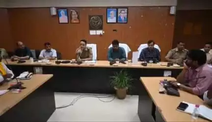 शोहरतगढ़: जिलाधिकारी की अध्यक्षता में कलेक्ट्रेट सभागार में पीस कमेटी की बैठक का हुआ आयोजन