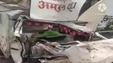 नामकुम: रामपुर चौक में खड़े ट्रक से टकराई पिकअप वैन, चालक की मौके पर हुई मौत