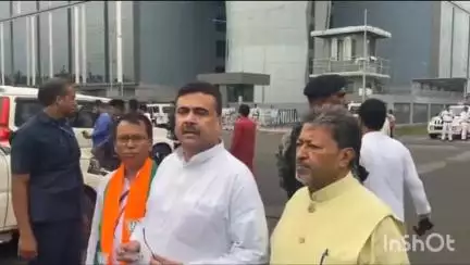 রাজারহাট: সব বাঁশ একইরকম হবে, এটা হচ্ছে মমতার ঝাড় : কলকাতা বিমানবন্দরে দাঁড়িয়ে রাজ্য সরকারকে কটাক্ষ শুভেন্দুর