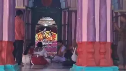 রানাঘাট ২: জামাই ষষ্ঠীর দিনে রানাঘাট 2 ব্লকের আড়ংঘাটা যুগল কিশোর মন্দিরে রাধা কৃষ্ণের বিগ্রহের পূজা দিতে উপচে পড়লো শ্রদ্ধালুদের ভিড়
