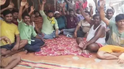 सत्तर कटैया: भारतमाला के तहत अधिग्रहित जमीन के मुआवजे की मांग को लेकर बिहरा पटोरी बाजार बंद कर प्रदर्शन