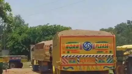 బోధన్: బోధన్ లో అక్రమంగా ఇసుక రవాణా చేస్తున్న రెండు టిప్పర్లు సీజ్