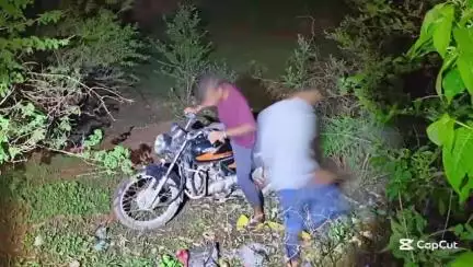 बालोद: शराब दुकान मार्ग पर हादसा: कार की ठोकर से बाइक समेत 7 फीट नीचे गिरे 2 युवक, तांदुला डेम घूमने जा रहे थे