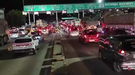 உளுந்தூர்பேட்டை: கோடைவிடுமுறை முடிந்து சென்னை உள்ளிட்ட பெருநகரங்களுக்கு படையெடுக்கும் வாகனங்களால் செங்குறிச்சி சுங்கச்சாவடியில் போக்குவரத்து நெரிசல்