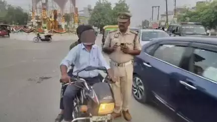 सकलडीहा: यातायात पुलिस चंदौली ने जिले में वाहन चेकिंग अभियान के दौरान 109 वाहनों का चालान किया, ₹142000 का लगाया जुर्माना