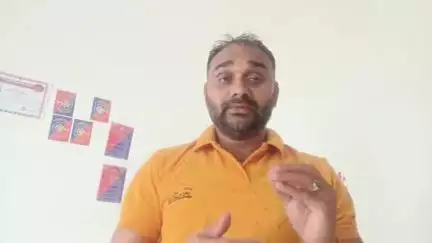 घर घर सिंदूर बांटने की बजाए घर घर जाकर जनता के कार्य कराए जाए ताकि जनता दफ्तरों के चक्कर नहीं लगाए ओर अपना घर कार्य करे