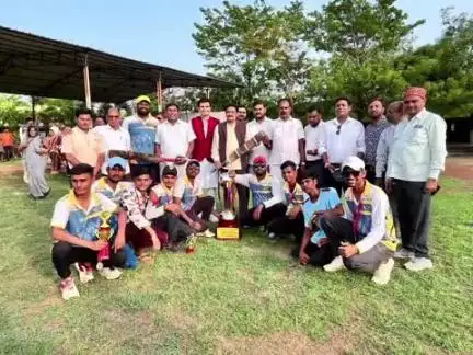 अभनपुर: अभनपुर विधानसभा क्षेत्र के ग्राम टेकारी में हो रहे क्रिकेट प्रतियोगिता के आयोजन में अभनपुर विधायक शामिल हुए