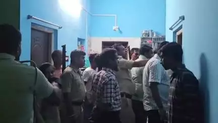 সিউড়ি ১: লালকুঠি পাড়াতে বাড়ির মধ্যে গলায় ফাঁস দিয়ে আত্মঘাতী গৃহবধুর ঘটনায় স্বামীকে আটক করল সিউড়ি থানা পুলিশ